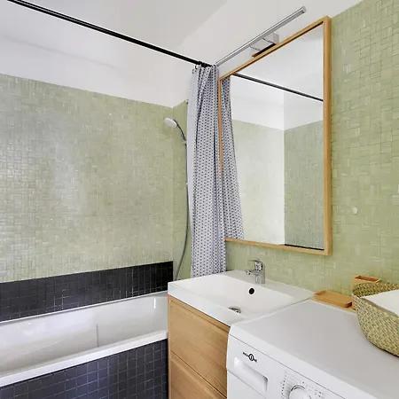 Champs Elysees - Arc De Triomphe *